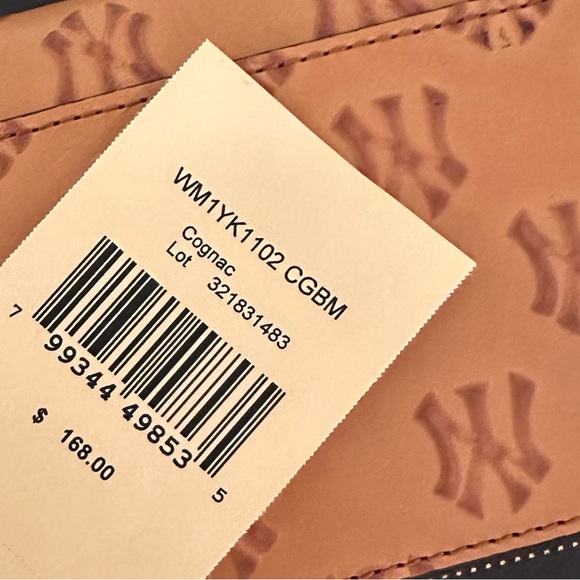 Dooney & Bourke MLB Yankees Large Zip Around Phone Wristlet NWT NEW with tags - Picture 3 of 5